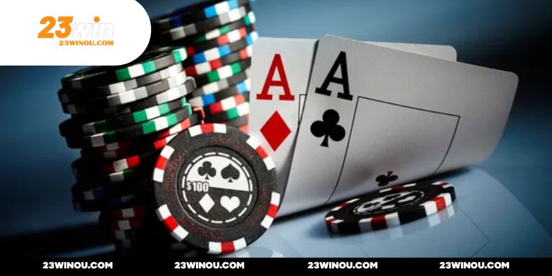 Dealer xinh đẹp sẽ chia 2 quân bài cho mỗi người 